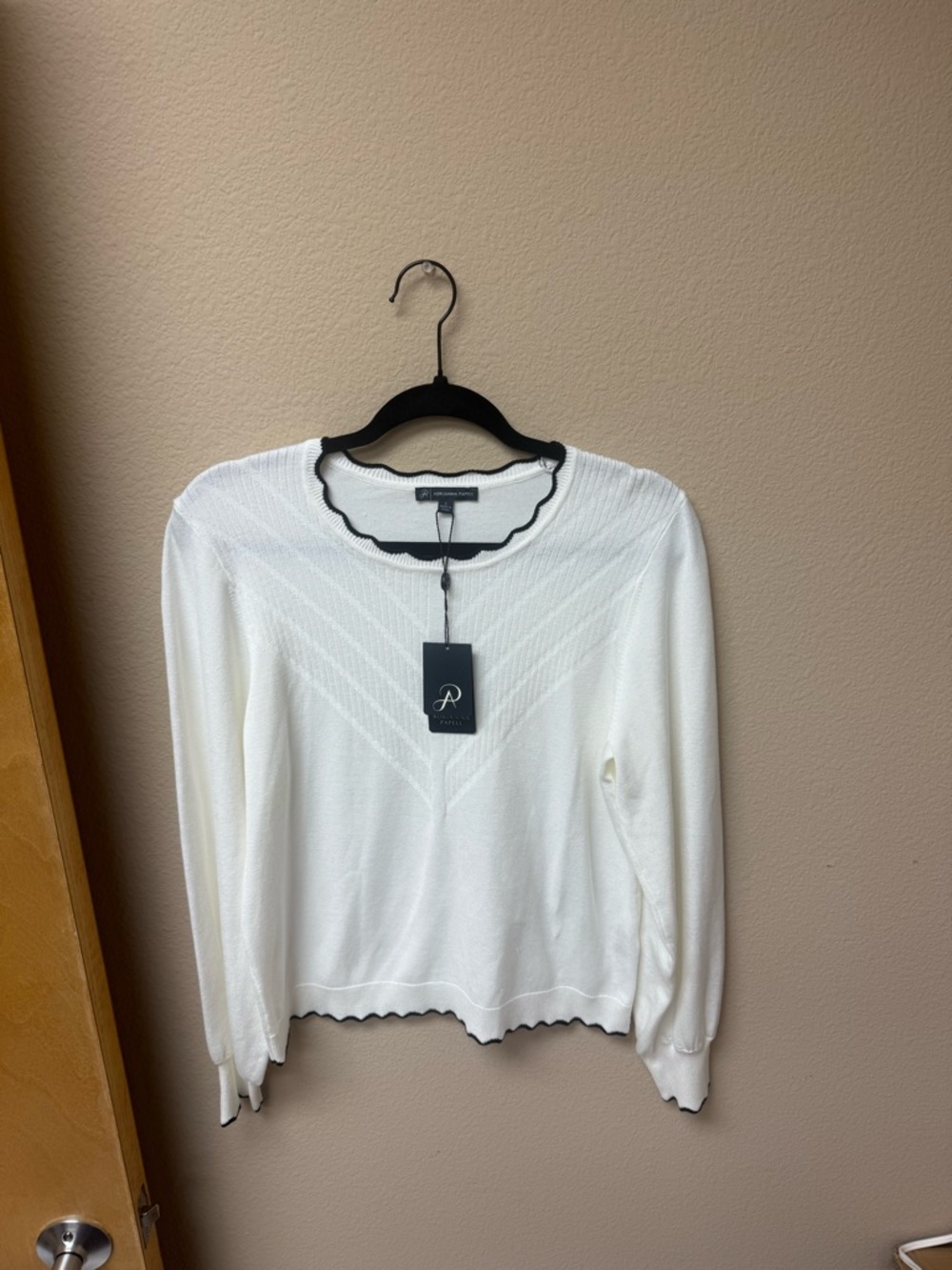 Adrianna Papell White Knit Long-Sleeve Top with Black Scallop Trim 🤍🖤🤍